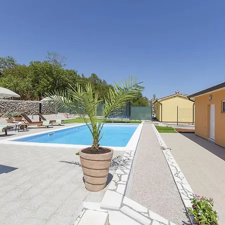 Peaceful With Swimming Pool In Labin Vila *