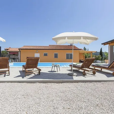 Peaceful With Swimming Pool In Labin *