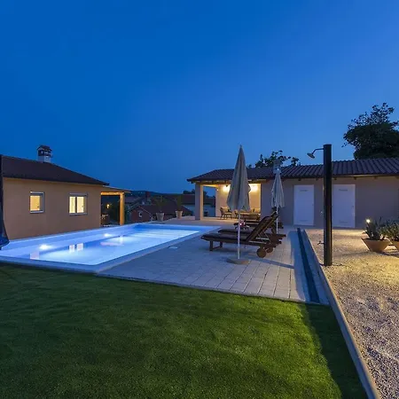 Peaceful With Swimming Pool In Labin Vila *